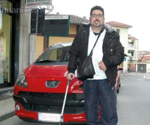 Dorme nell'auto in attesa della casa