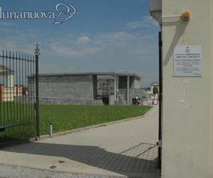 Cancelli e orari, rebus al cimitero