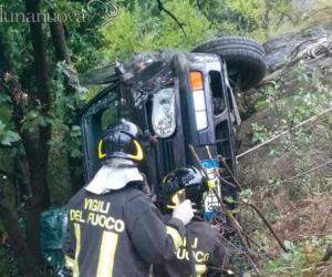 Auto precipita nel dirupo: anziano salvo per miracolo
