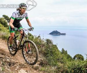 In mountain bike a 6mila metri sull'Himalaya