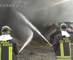 Avigliana, a fuoco le rotoballe: distrutto il fienile
