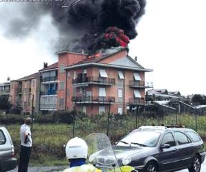 Grugliasco, fulmine su un condominio: le fiamme distruggono il sottotetto