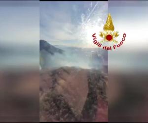 Condove: il sorvolo dei boschi incendiati con l'elicottero dei vigili del fuoco