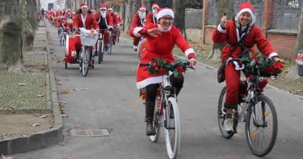 Immagini Babbo Natale In Bicicletta.Grugliasco Collegno Babbi Natale In Bici Per Promuovere I Regali A Km0 Luna Nuova