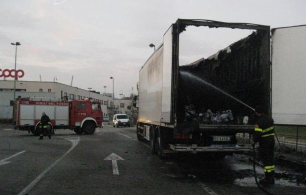 I pompieri spengono le fiamme