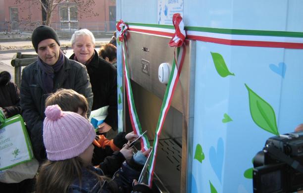 L'inaugurazione dell'erogatore