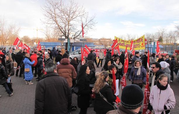 La protesta davanti al centro commerciale