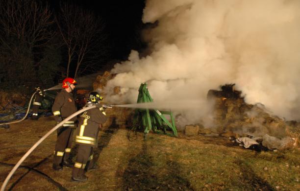 Villarfocchiardo: in fiamme un migliaio di balle di fieno