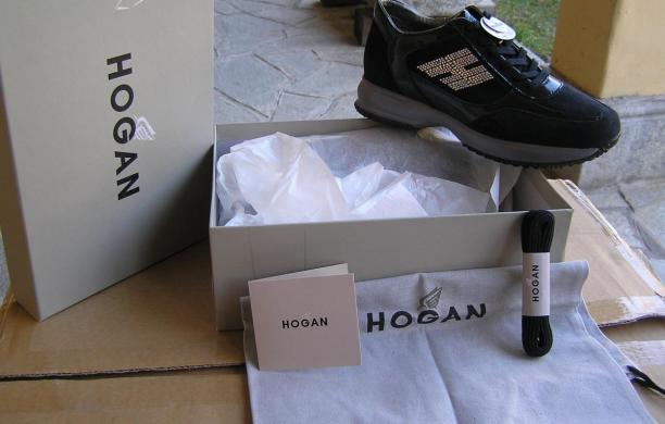 Scarpe griffate, ma false: sequestrate 1900 paia di Hogan