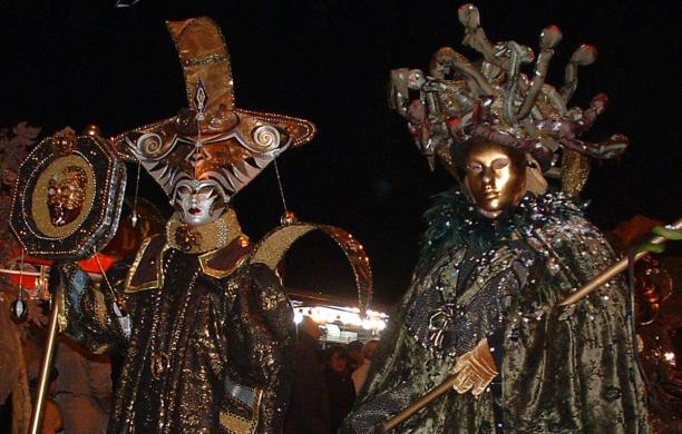 Sfilate e maschere, il carnevale impazza malgrado il freddo