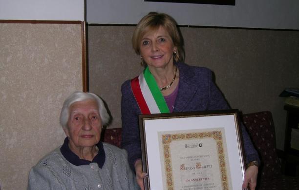 Nonna Teresa con il sindaco
