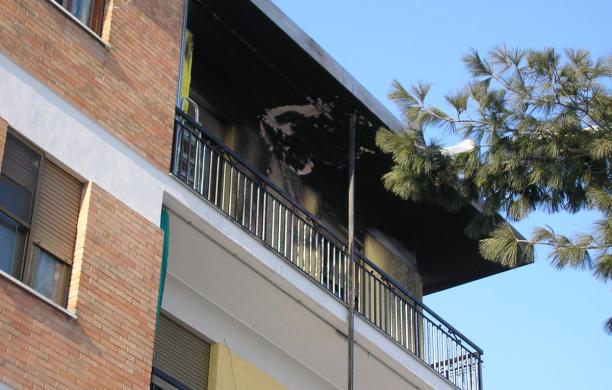 Il balcone annerito dalle fiamme