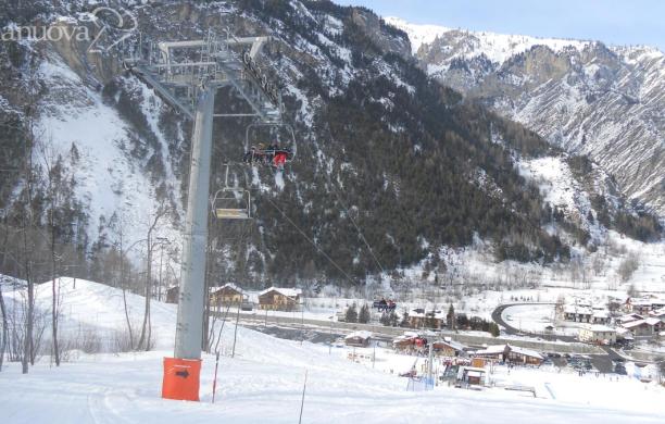 Ragazzino cade dalla seggiovia: salvato dagli snowboarder