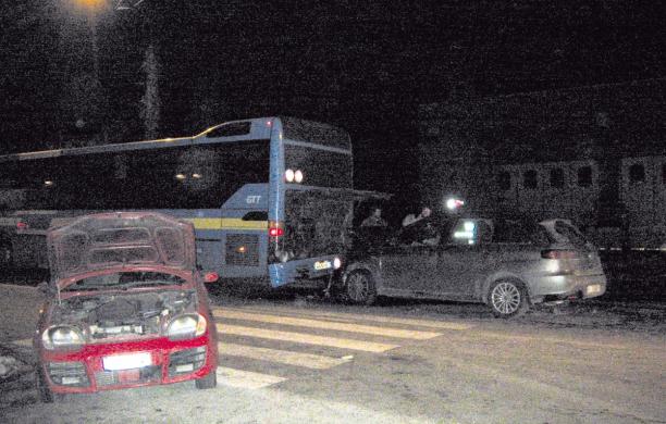Tamponamento auto-pullman: traffico in tilt, feriti lievi