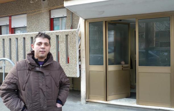 Salvatore Sanfilippo davanti al condominio