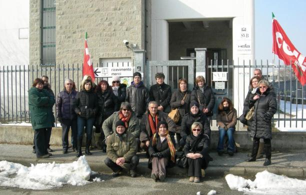 I lavoratori presidiano l'ingresso dell'azienda