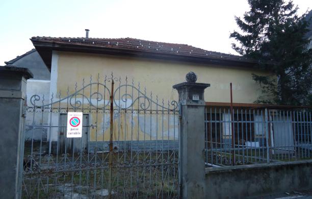 Allarme ex cinema, il tetto d'amianto spaventa i residenti