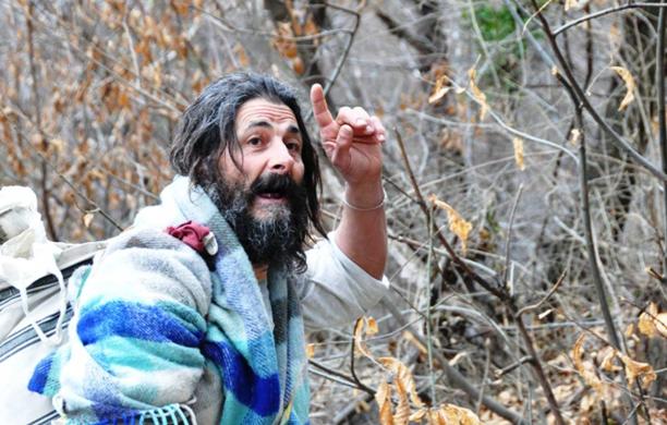 In migliaia sui sentieri della val Clarea. Turi Vaccaro sale sul traliccio