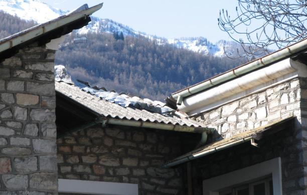 Amianto, la villetta abbandonata fa paura: protestano i vicini