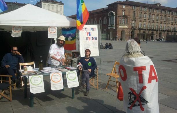 «Ascoltateli!»: digiuno pubblico a staffetta in piazza Castello
