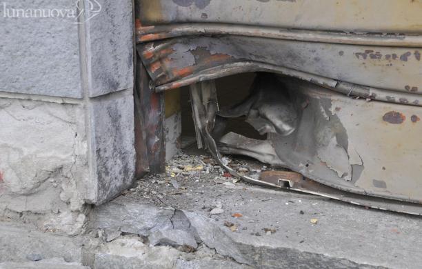 Il punto della saracinesca dove è stata collocata la bomba