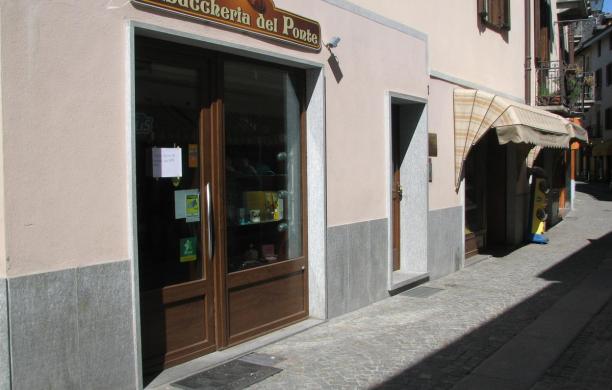 Furto in pieno centro, derubata la tabaccheria