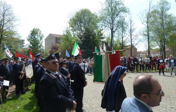 Sullo sfondo, le bandiere No Tav al Porporati