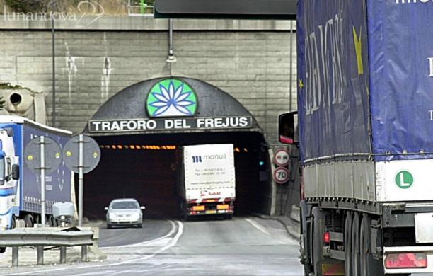 Presi con 10 kg di marijuana nel bagagliaio dell'auto