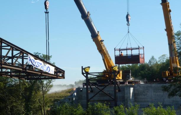 Il cantiere per il ponte sulla Dora