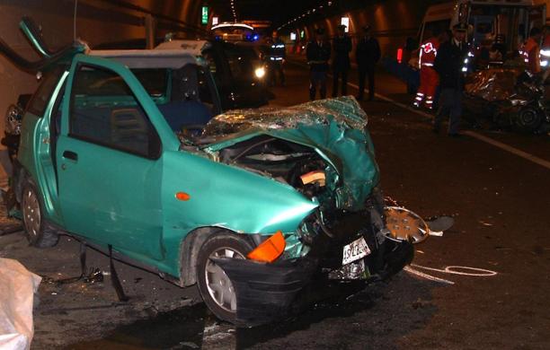 Provocò l'incidente nella galleria di Monte Cuneo: era ubriaco