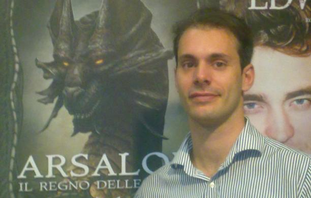 Gianandrea Siccardi davanti alla copertina del suo ultimo libro