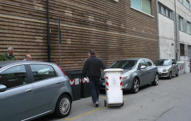 I cassonetti vengono spostati dagli ingressi delle scuole