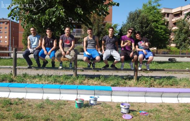 I ragazzi che hanno sistemato i giardini di via Boves