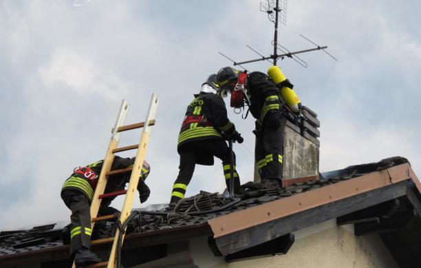 Un fulmine e il tetto di una casa prende fuoco