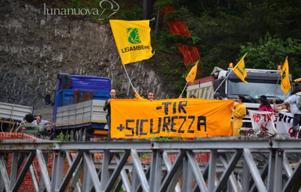 Blitz di Legambiente, striscione al cantiere del Frejus