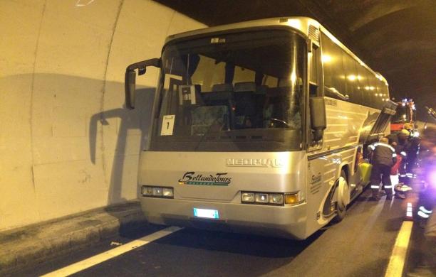 Paura in galleria, prende fuoco un pullman carico di bambini