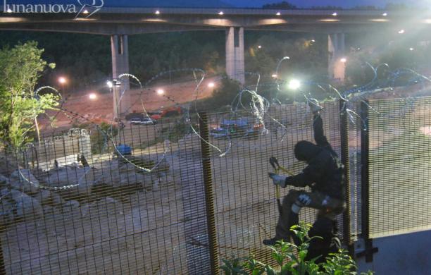 Sassi, idranti e lacrimogeni alla Maddalena, un anno dopo lo sgombero