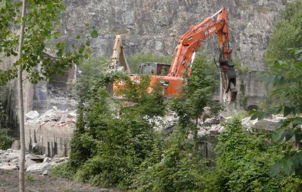 Cava Valle: è partito l'abbattimento