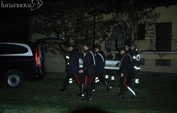 I carabinieri portano via la bara