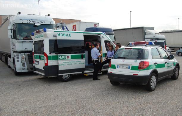 I vigili aspettano il medico legale