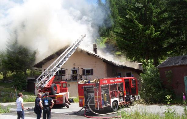 Va in fiamme la vecchia casa di famiglia del sindaco
