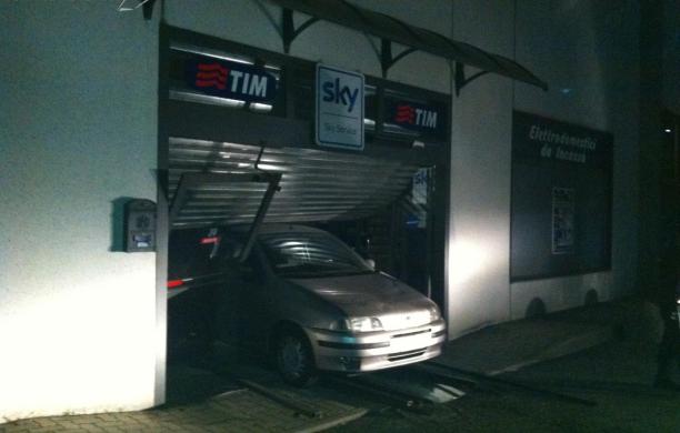 Auto usata come ariete, spaccata all'Unieuro