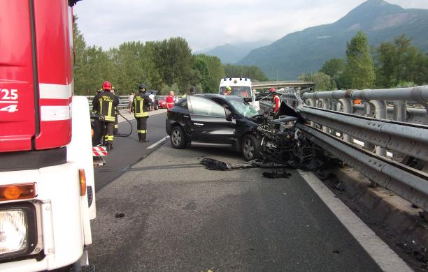 Auto contro il guardrail sull'A32: muore donna di Villarfocchiardo