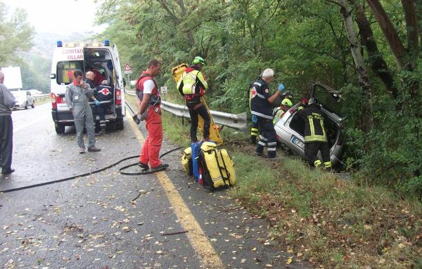 Auto fuori strada, anziana donna grave al Cto