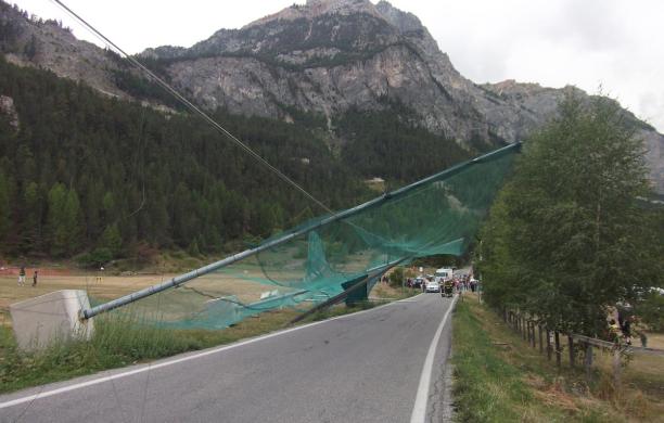 Bardonecchia, il vento abbatte la recinzione del golf