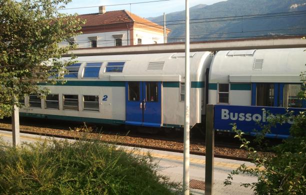 Uomo si getta sotto il treno in stazione a Bussoleno