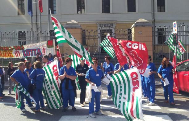 Tagli Asl, personale ausiliario in sciopero davanti agli ospedali