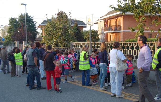 Tutti in classe camminando con gli amici