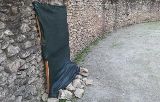 «L'anfiteatro romano sta crollando»: è allarme