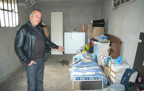 Senza casa e lavoro, dorme in un garage